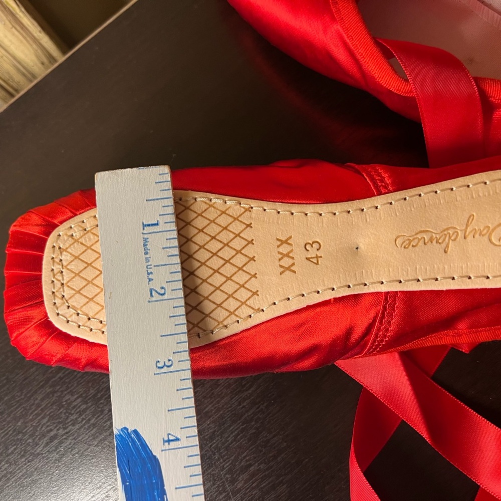 Red Ballet Pointe Shoes with Toe Pads with Dust Bag NIB - Picture 7 of 11